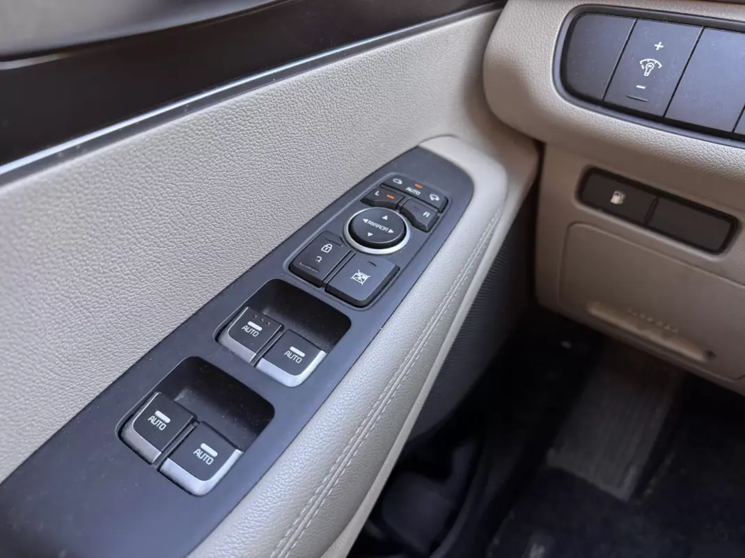 Kia Sorento 2015 - 16000 EUR, 175000 km - AUTO.MOTO.pt - 175000km - foto 15 de 22