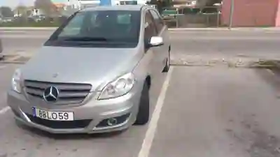 Mercedes-Benz B 160 2011 - 7000 EUR, 265000 km - AUTO.MOTO.pt - 265000km - foto 4 de 5