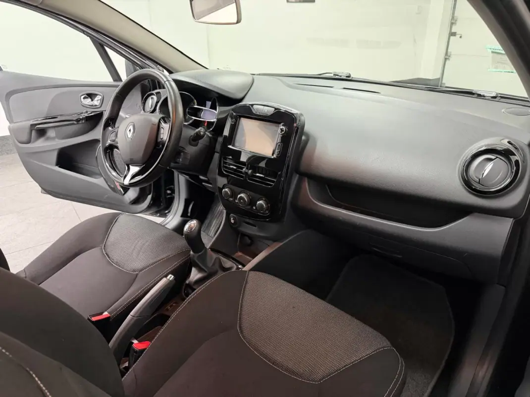 Renault Clio Sport Tourer 2014 - 7750 EUR, 199000 km - AUTO.MOTO.pt - 199000km - foto 8 de 16