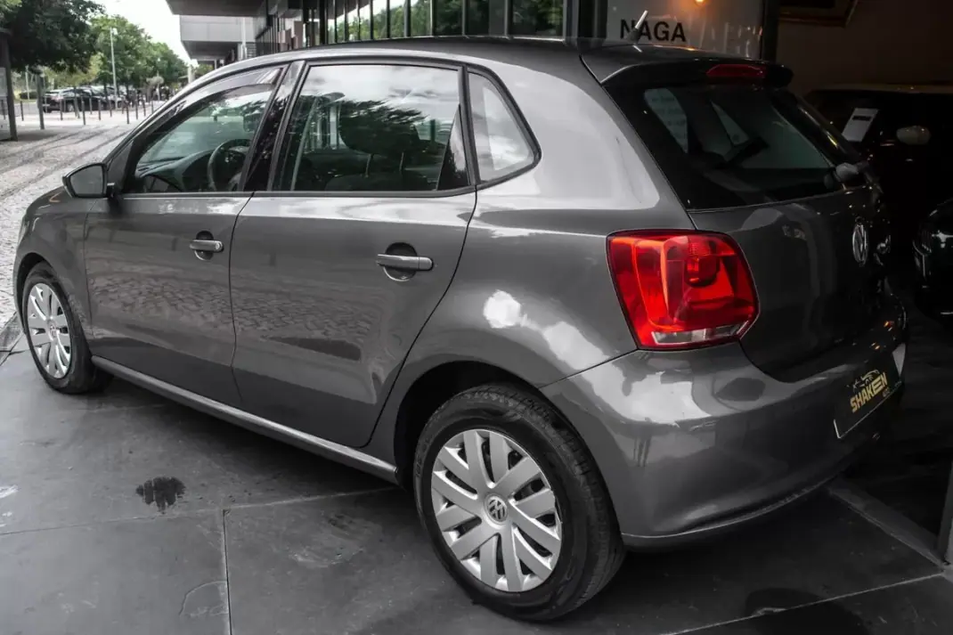Volkswagen Polo 2011 - 6900 EUR, 195710 km - AUTO.MOTO.pt - 195710km - foto 3 de 23