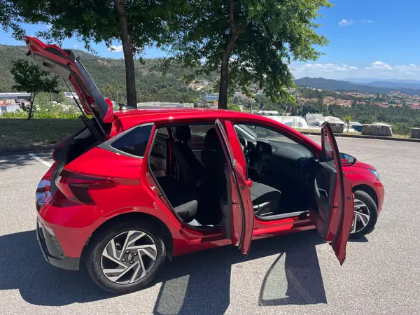 Hyundai i20 2025 - 18500 EUR, 3600 km - AUTO.MOTO.pt - 3600km - foto 4 de 12