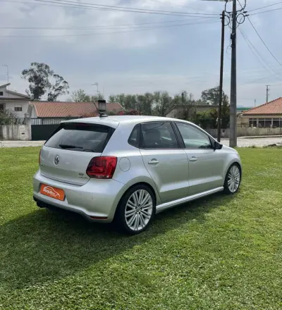 Volkswagen Polo 2013 - 12900 EUR, 150000 km - AUTO.MOTO.pt - 150000km - foto 6 de 13