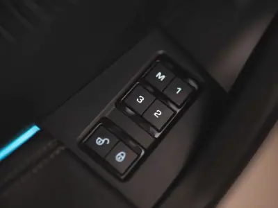 Jaguar F-Pace 2017 - 24990 EUR, 151545 km - AUTO.MOTO.pt - 151545km - foto 21 de 23