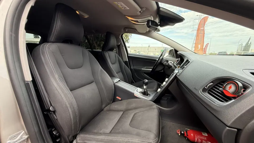 Volvo V60 2015 - 9990 EUR, 265000 km - 265000km - foto 22 de 25