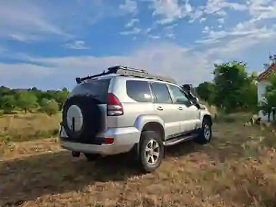 Toyota Land Cruiser Prado 2005 - 35000 EUR, 285000 km - AUTO.MOTO.pt - 285000km - foto 9 de 12