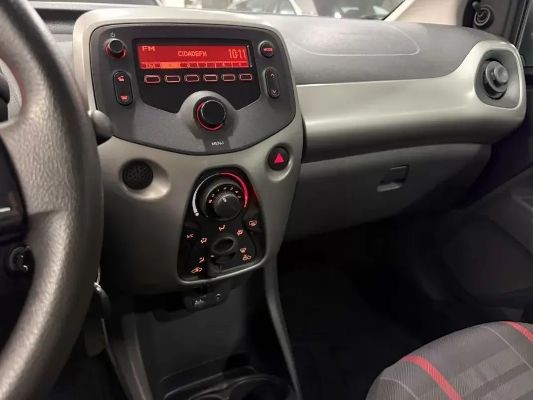 Peugeot 108 2016 - 7950 EUR, 142930 km - AUTO.MOTO.pt - 142930km - foto 13 de 19