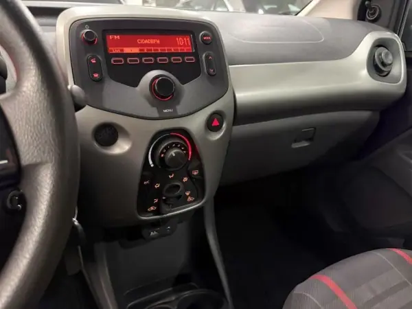 Peugeot 108 2016 - 7950 EUR, 142930 km - AUTO.MOTO.pt - 142930km - foto 13 de 19