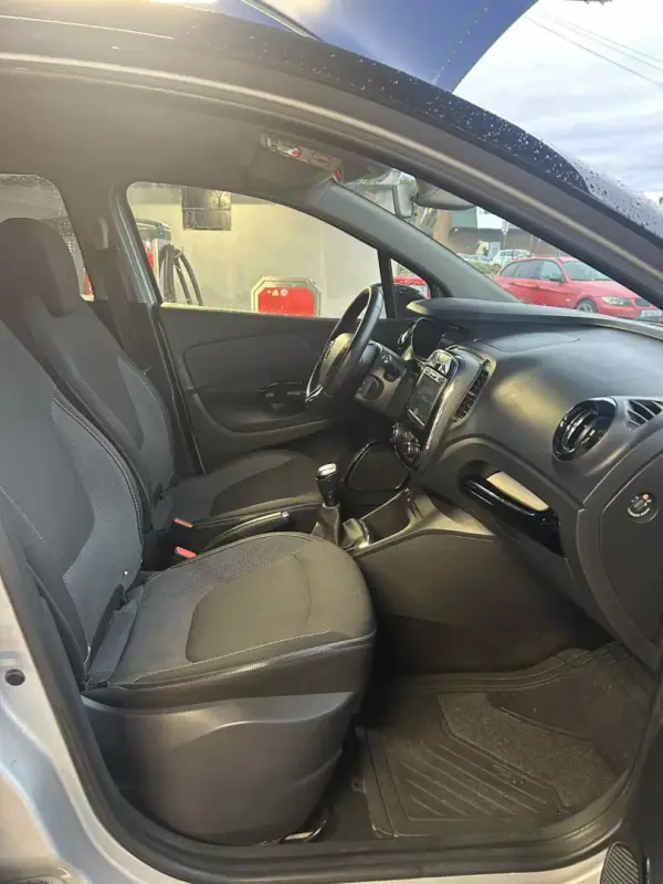 Renault Captur 2014 - 12250 EUR, 184000 km - AUTO.MOTO.pt - 184000km - foto 11 de 14