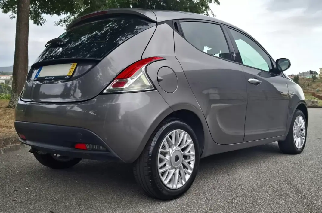 Lancia Ypsilon 2014 - 6950 EUR, 175250 km - 175250km - foto 8 de 11
