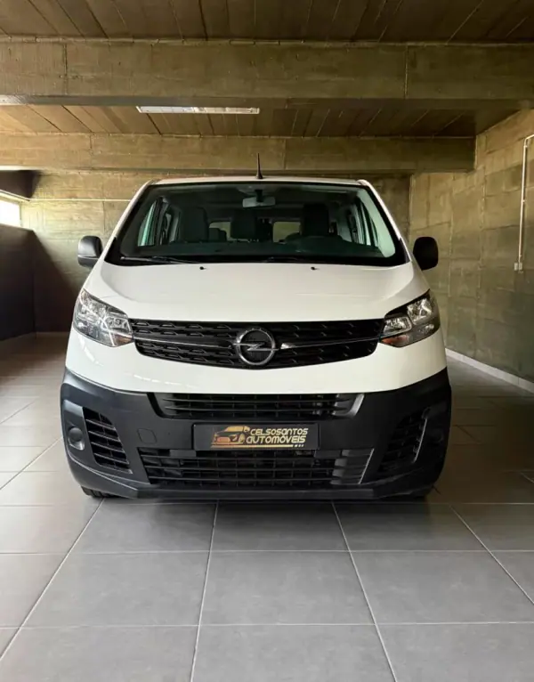 Opel Vivaro 2021 - 26500 EUR, 82650 km - AUTO.MOTO.pt - 82650km - foto 2 de 16