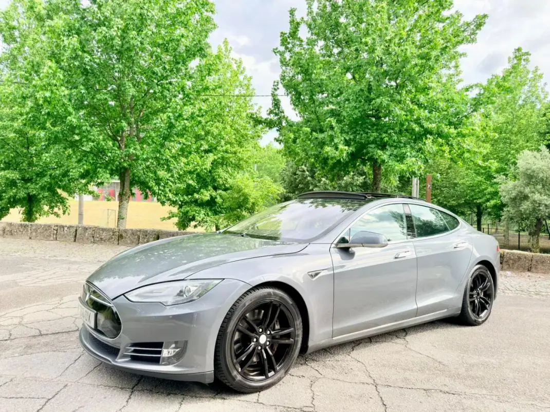 Tesla Model S 2013 - 15500 EUR, 306000 km - AUTO.MOTO.pt - 306000km - foto 1 de 24