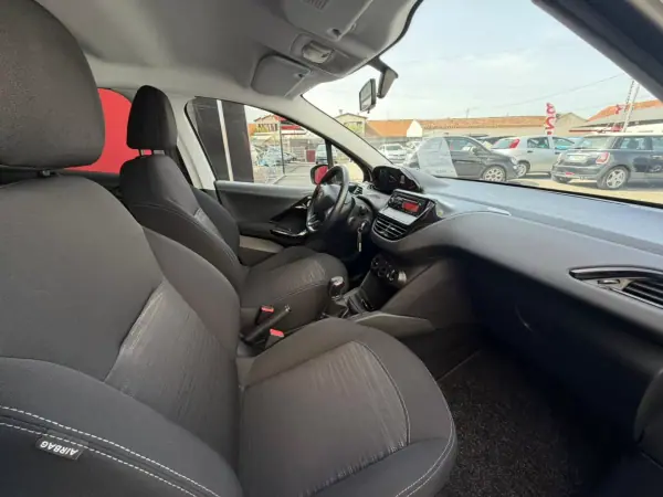 Peugeot 208 2014 - 9950 EUR, 141600 km - AUTO.MOTO.pt - 141600km - foto 19 de 19