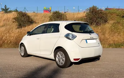 Renault Zoe 2019 - 9750 EUR, 120000 km - AUTO.MOTO.pt - 120000km - foto 3 de 7