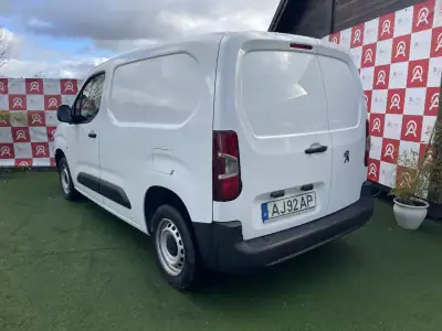 Peugeot Partner 1.5 BlueHDi Pro Standard 2021 - 14490 EUR, 121725 km - AUTO.MOTO.pt - 121725km - foto 4 de 17