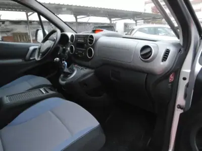 Peugeot Partner 2016 - 12900 EUR, 211456 km - AUTO.MOTO.pt - 211456km - foto 27 de 31