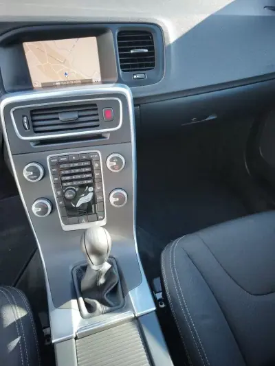 Volvo V60 2014 - 12900 EUR, 172000 km - AUTO.MOTO.pt - 172000km - foto 13 de 24