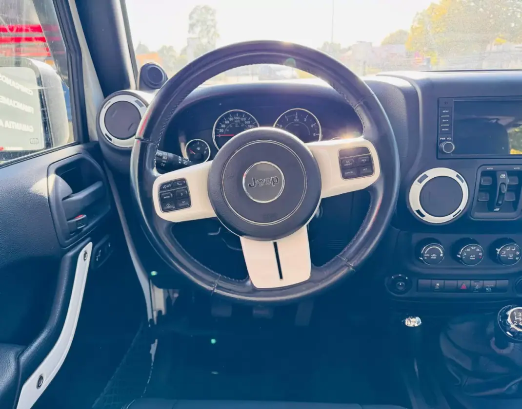 Jeep Wrangler Unlimited 2012 - 69999 EUR, 77000 km - 77000km - foto 8 de 16