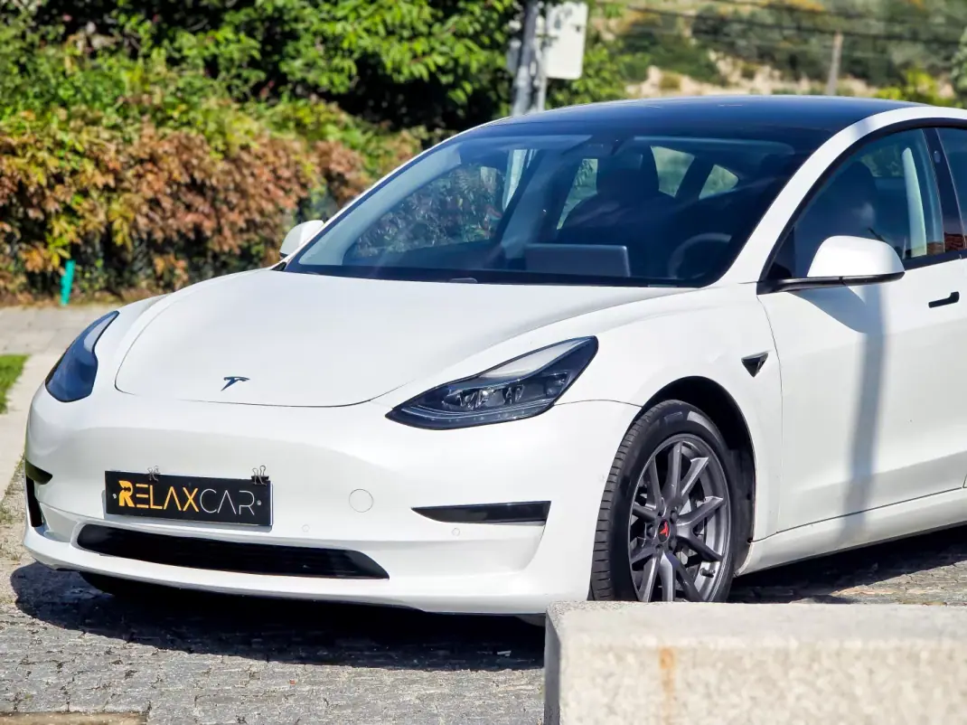 Tesla Model 3 2021 - 24990 EUR, 113300 km - AUTO.MOTO.pt - 113300km - foto 9 de 26