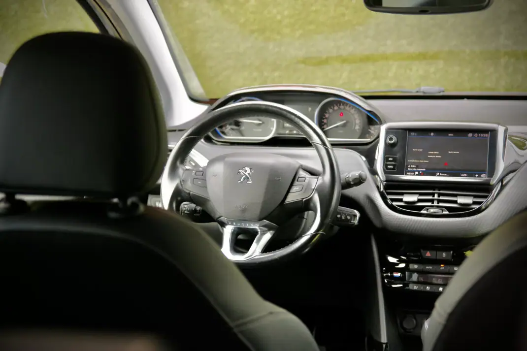 Peugeot 2008 2017 - 12900 EUR, 100000 km - AUTO.MOTO.pt - 100000km - foto 3 de 27