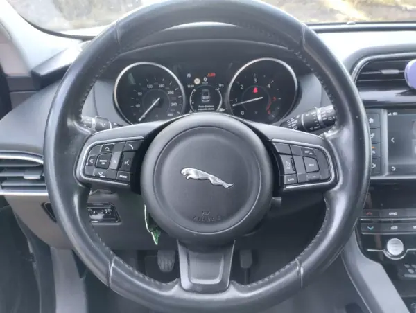 Jaguar F-Pace 2017 - 24900 EUR, 180000 km - AUTO.MOTO.pt - 180000km - foto 28 de 30