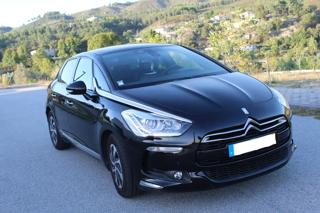 DS DS5 2013 - 9000 EUR, 195999 km - AUTO.MOTO.pt - 195999km - foto 1 de 15