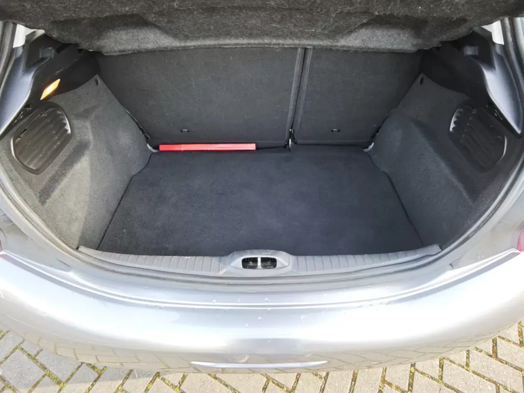 Peugeot 208 2019 - 11600 EUR, 104000 km - AUTO.MOTO.pt - 104000km - foto 6 de 9