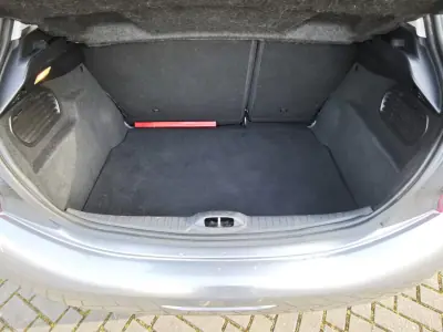 Peugeot 208 2019 - 11600 EUR, 104000 km - AUTO.MOTO.pt - 104000km - foto 6 de 9