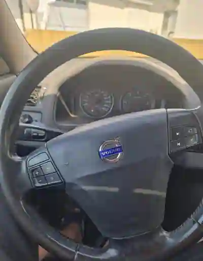 Volvo V50 2007 - 4250 EUR, 320000 km - AUTO.MOTO.pt - 320000km - foto 8 de 9