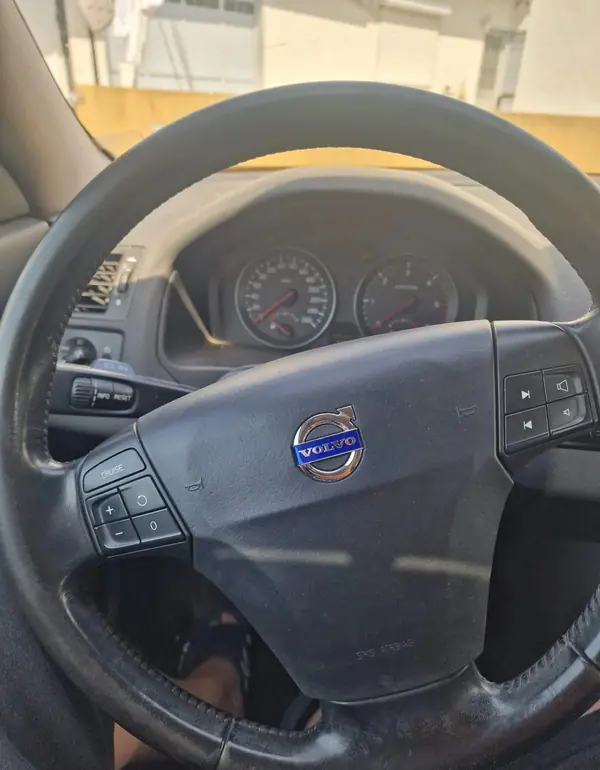 Volvo V50 2007 - 4250 EUR, 320000 km - AUTO.MOTO.pt - 320000km - foto 8 de 9