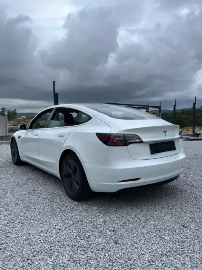 Tesla Model 3 2020 - 23990 EUR, 81000 km - AUTO.MOTO.pt - 81000km - foto 6 de 17