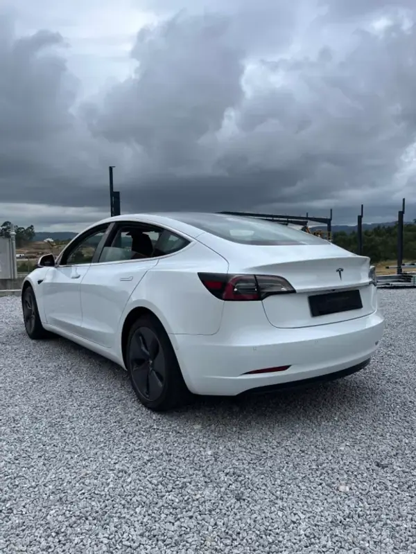 Tesla Model 3 2020 - 23000 EUR, 81000 km - AUTO.MOTO.pt - 81000km - foto 6 de 17