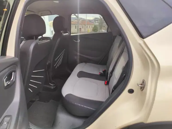 Renault Captur 2017 - 11700 EUR, 107123 km - AUTO.MOTO.pt - 107123km - foto 11 de 12