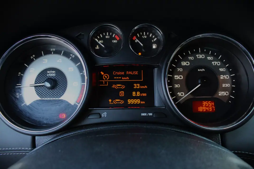 Peugeot RCZ 2012 - 12990 EUR, 189000 km - AUTO.MOTO.pt - 189000km - foto 8 de 25