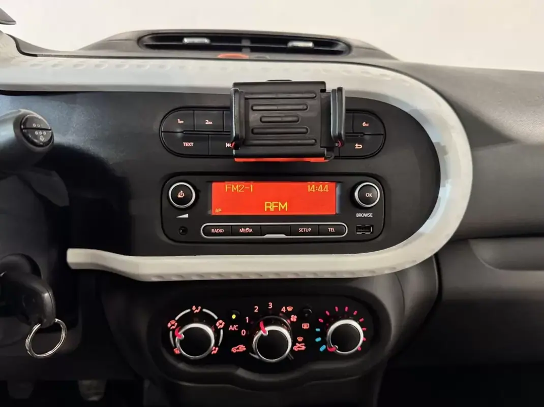 Renault Twingo 2015 - 7900 EUR, 124650 km - 124650km - foto 20 de 42