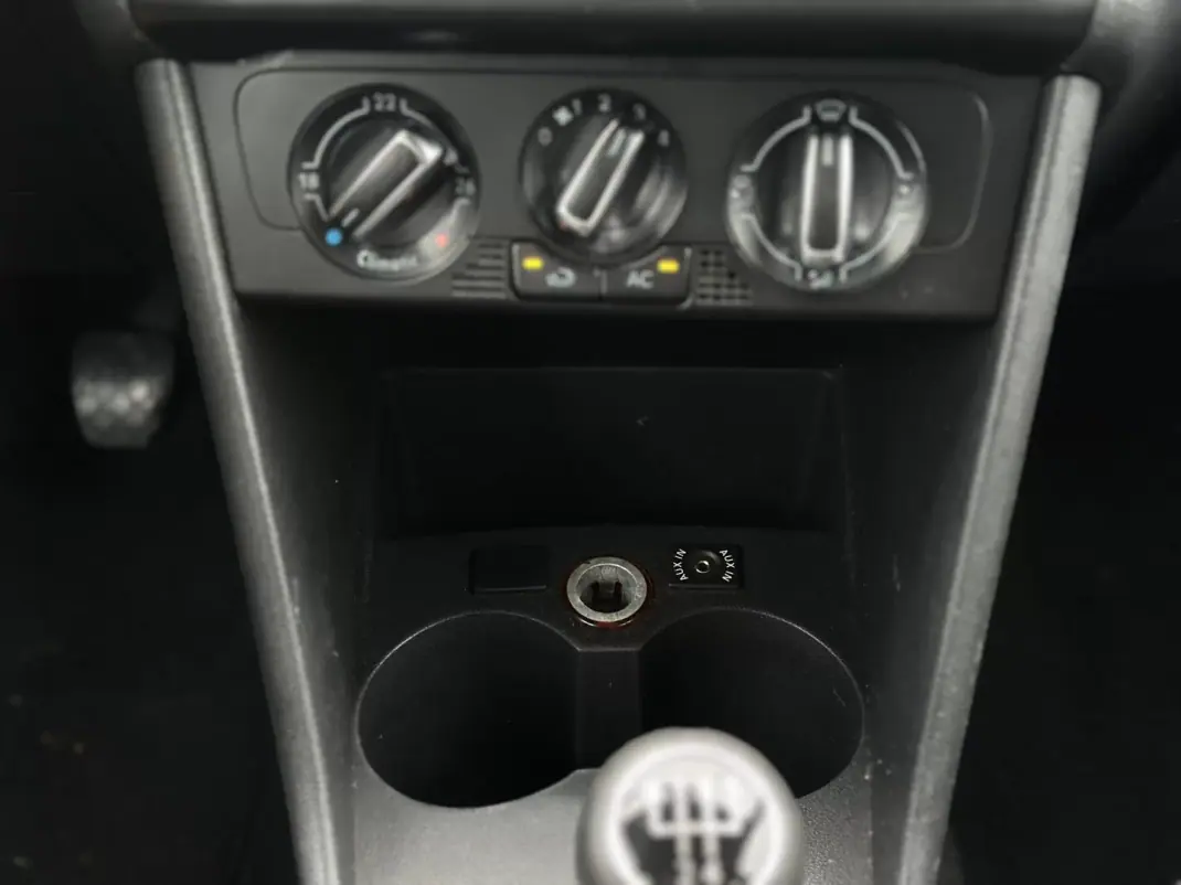 Volkswagen Polo 2010 - 7490 EUR, 151000 km - AUTO.MOTO.pt - 151000km - foto 21 de 30