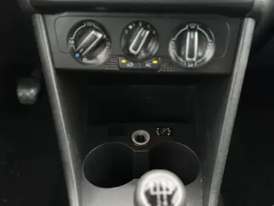 Volkswagen Polo 2010 - 7490 EUR, 151000 km - AUTO.MOTO.pt - 151000km - foto 21 de 30