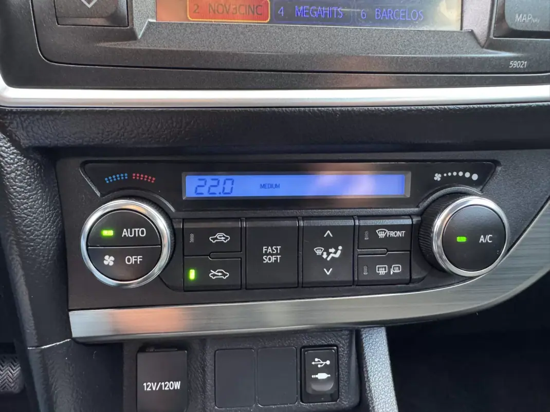 Toyota Auris 2014 - 10990 EUR, 224000 km - AUTO.MOTO.pt - 224000km - foto 21 de 27