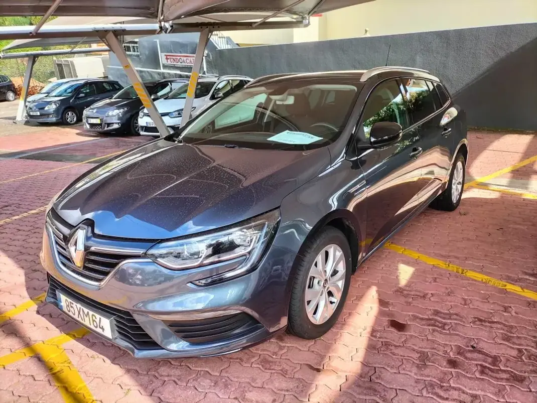 Renault Mégane Sport Tourer 2019 - 17950 EUR, 80000 km - AUTO.MOTO.pt - 80000km - foto 1 de 13