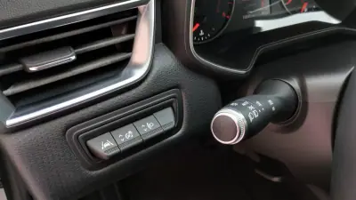 Renault Clio 2020 - 13500 EUR, 149999 km - AUTO.MOTO.pt - 149999km - foto 27 de 37