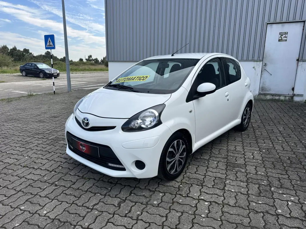 Toyota Aygo 2012 - 8290 EUR, 121000 km - AUTO.MOTO.pt - 121000km - foto 2 de 16