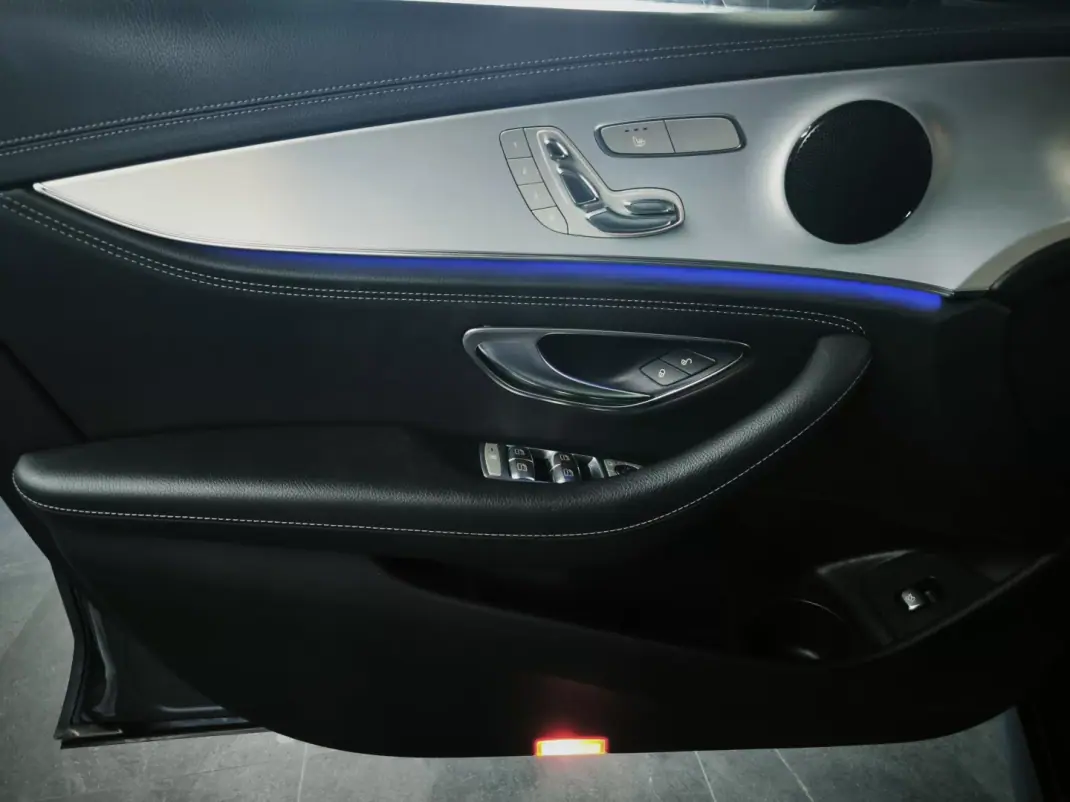 Mercedes-Benz E 300 2022 - 35950 EUR, 122245 km - AUTO.MOTO.pt - 122245km - foto 32 de 43