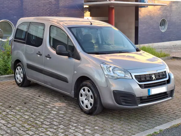 Peugeot Partner 2018 - 14990 EUR, 190000 km - AUTO.MOTO.pt - 190000km - foto 7 de 12