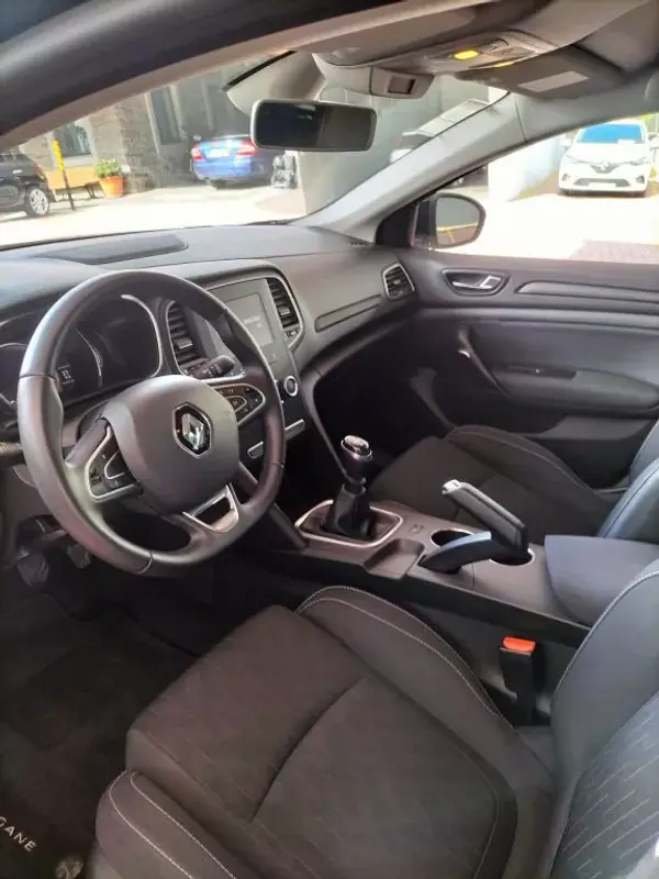 Renault Mégane Sport Tourer 2019 - 17950 EUR, 80000 km - AUTO.MOTO.pt - 80000km - foto 10 de 13