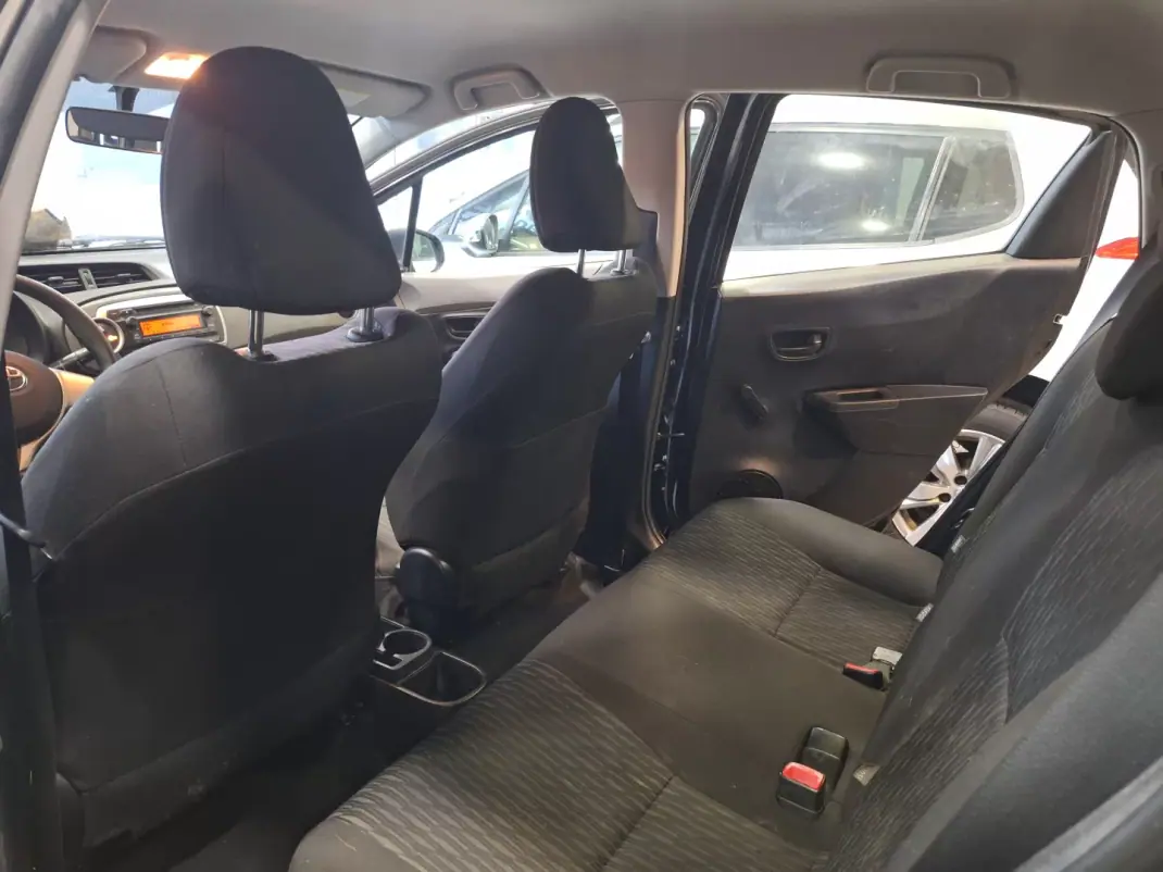 Toyota Yaris 2012 - 7900 EUR, 160000 km - AUTO.MOTO.pt - 160000km - foto 13 de 16