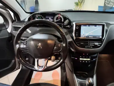 Peugeot 208 2018 - 9750 EUR, 81000 km - AUTO.MOTO.pt - 81000km - foto 11 de 26
