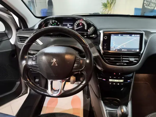 Peugeot 208 2018 - 9750 EUR, 81000 km - AUTO.MOTO.pt - 81000km - foto 11 de 26