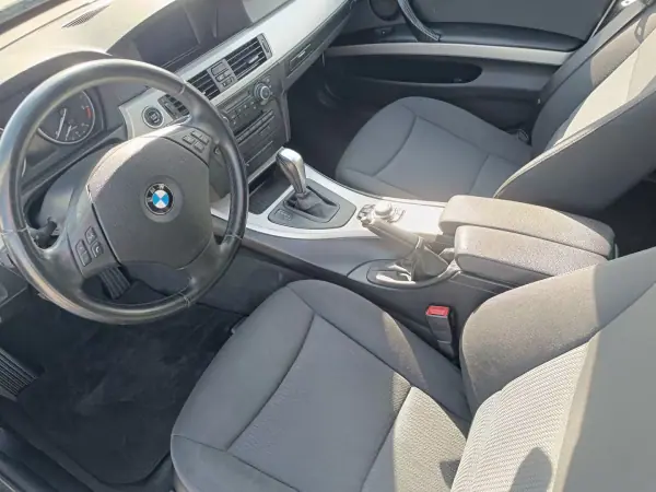 BMW 320 2011 - 12900 EUR, 206000 km - AUTO.MOTO.pt - 206000km - foto 22 de 37