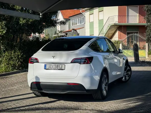 Tesla Model Y 2023 - 34900 EUR, 45800 km - AUTO.MOTO.pt - 45800km - foto 2 de 15