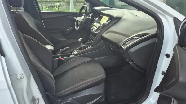 Ford Focus 2017 - 9995 EUR, 127234 km - AUTO.MOTO.pt - 127234km - foto 11 de 15