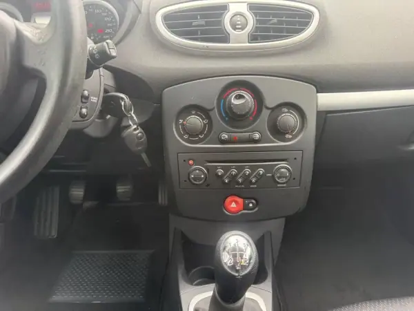 Renault Clio 2006 - 4500 EUR, 148000 km - AUTO.MOTO.pt - 148000km - foto 21 de 27
